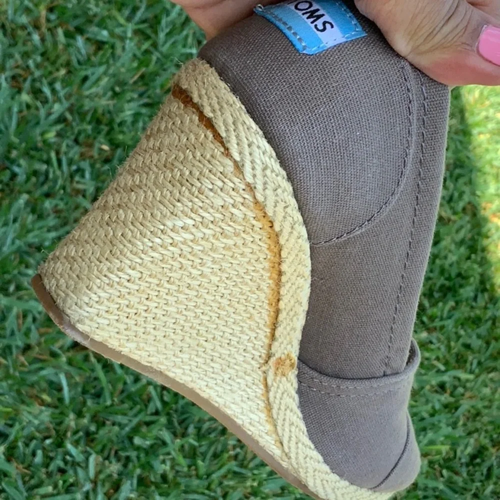 Tom’s wedge open toe grey canvas shoes size 7 - Picture 8 of 10
